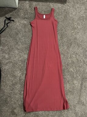Auden Sleeveless Ribbed Maxi Dress in Rosewood, Small